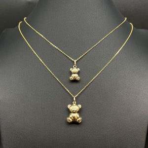 Collar con colgante de osito de peluche de oro macizo de 14 quilates, cadena tipo cable de 1,3 mm y osito de peluche de oro macizo de 14 quilates.