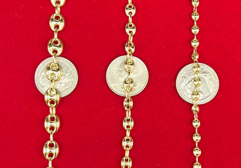 K&ouml;nnte beinhalten: Drei goldene Ketten mit ovalen Gliedern, jede Kette liegt neben einem US-Viertel, um die Gr&ouml;&szlig;e der Kette zu zeigen.