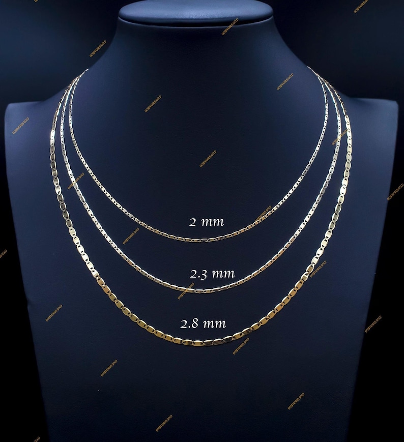 May include: Three gold chains of different widths, 2 mm, 2.3 mm, and 2.8 mm, displayed on a black mannequin.