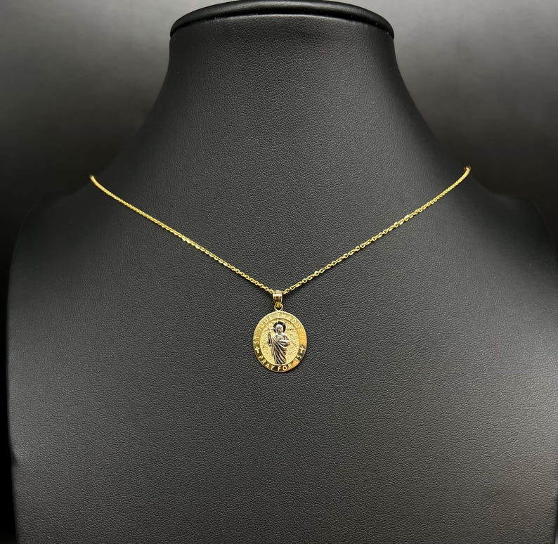 Collar con colgante de San Judas Tadeo en oro macizo de 10k, cadena de cable de 1,2 mm, dije unisex de San Judas Tadeo, joyería religiosa de oro para regalo. imagen 1