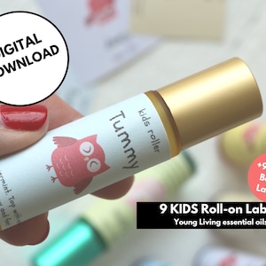 Puede incluir: Nueve etiquetas imprimibles para botellas de rodillos de aceites esenciales con un lindo búho de dibujos animados y el texto "Tummy" y "kids roller". Las etiquetas están diseñadas para aceites esenciales Young Living.