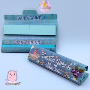 Daily Grind™ ブルーキングサイズスリムローリングペーパー（チップ付き） - オーガニックアラビアガム - スローバーン