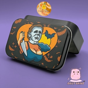 Caja pequeña de metal con tapa con bisagra, diseño de parodia de película de terror