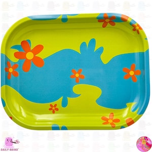 Puede incluir: Una bandeja de metal verde y azul con un diseño ondulado y flores naranjas.