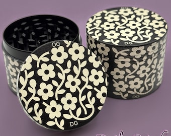 Molinillo de tabaco personalizado de metal de 4 piezas Mono Floral - 50 mm