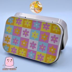 Pastelowa, kwiatowa szachownica, małe metalowe pudełko do przechowywania prezentów