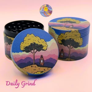 Parodia de dibujos animados de Sasquatch relajándose en la naturaleza - Molinillo de tabaco de metal personalizado de 50 mm (4 piezas)