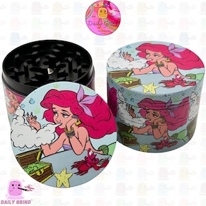Nostalgia de película de los 90: adorable parodia de princesa sirena - Molinillo de tabaco de metal premium personalizado de 50 mm (4 piezas), regalo para niñas