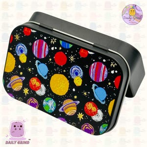 Pequena caixa de metal para armazenamento: Galáxia colorida com planetas em estilo retrô.