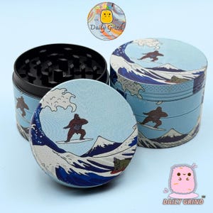Parodia de dibujos animados de surf en Japón - Molinillo de tabaco personalizado de 4 piezas y 50 mm (regalo)