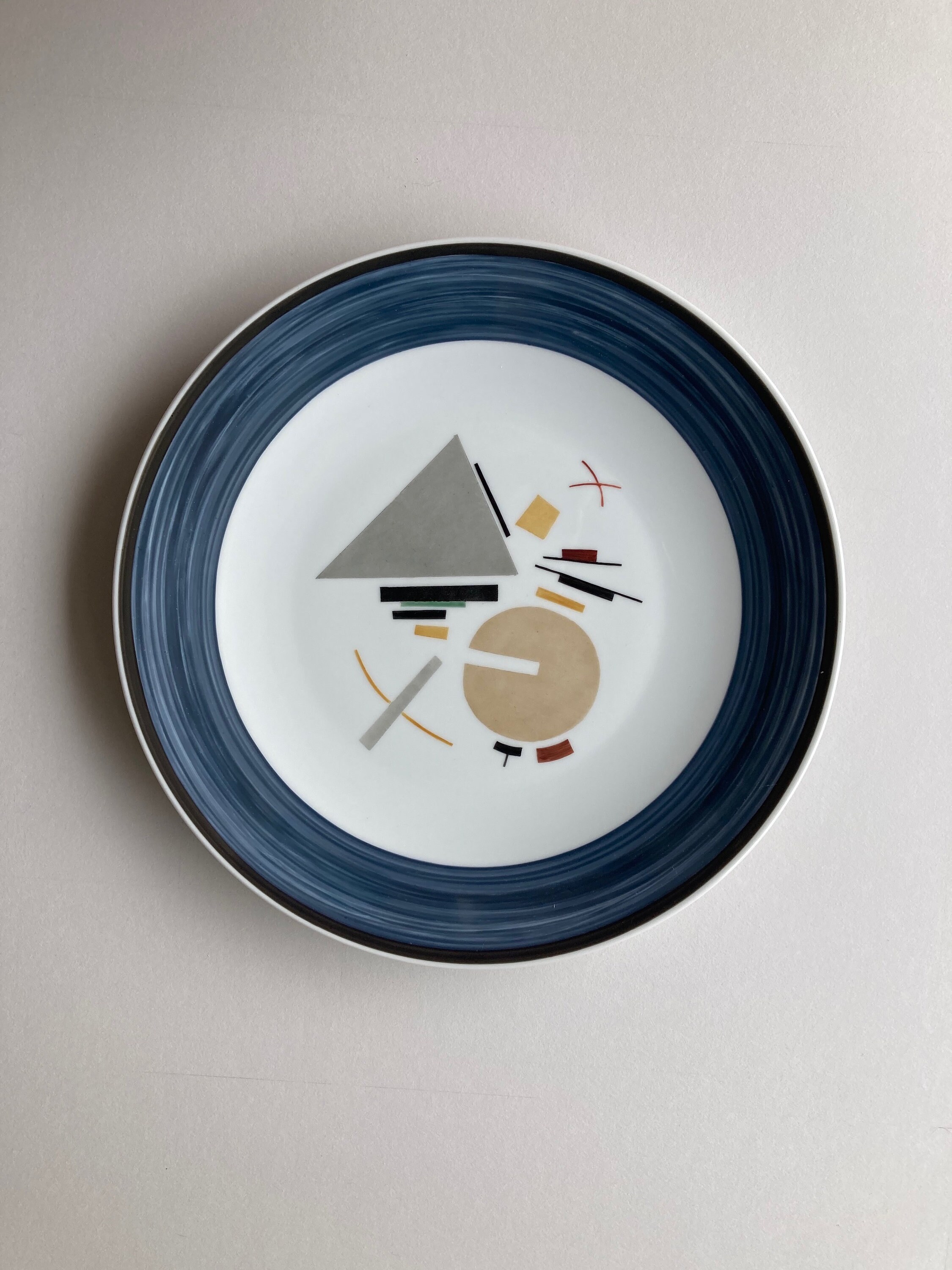 Assiette en Porcelaine Pour La Décoration Intérieure. Collection Avant-Garde Russe