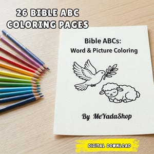 Könnte beinhalten: Ein Malbuch mit dem Text "26 BIBLE ABC COLORING PAGES" und "Bible ABCs: Word & Picture Coloring." Das Cover zeigt eine Taube mit einem Olivenzweig und ein Lamm. Buntstifte und ein Glas mit Stiften liegen auf dem Tisch.