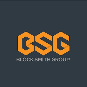 Könnte beinhalten: Ein Logo für die Block Smith Group, mit den Buchstaben "BSG" in einer stilisierten, orangefarbenen, geometrischen Schrift.
