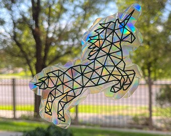 Pode incluir: Um adesivo holográfico de um unicórnio geométrico com contorno preto. O unicórnio está em uma pose de corrida com a cabeça virada para o lado.