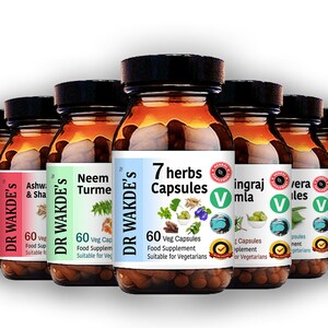 Op de afbeelding: Een set van tien bruine glazen flessen met witte etiketten die kruidensupplementen bevatten. Elke fles heeft een ander kruid en de tekst "DR WAKDE'S" en "60 Veg Capsules". De etiketten bevatten ook een groen "V"-symbool dat aangeeft dat het product geschikt is voor vegetari&euml;rs.