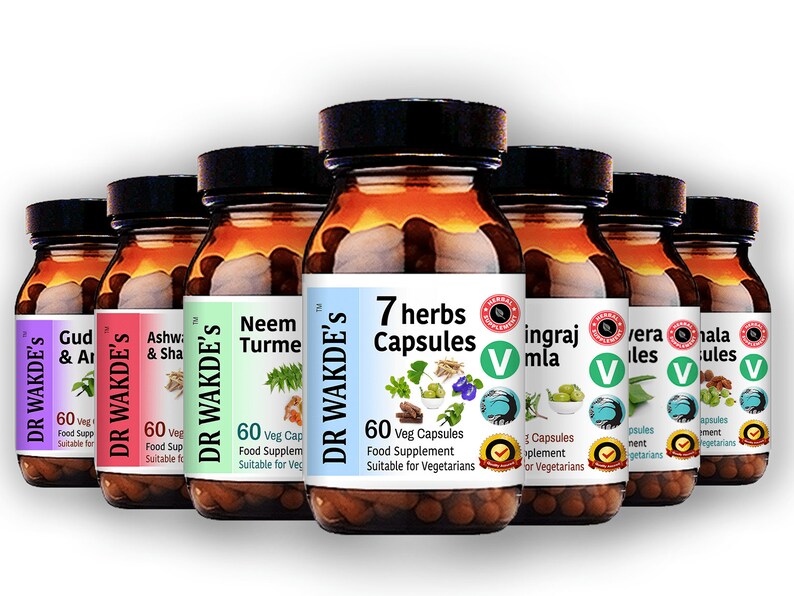Op de afbeelding: Een set van tien bruine glazen flessen met witte etiketten die kruidensupplementen bevatten. Elke fles heeft een ander kruid en de tekst "DR WAKDE'S" en "60 Veg Capsules". De etiketten bevatten ook een groen "V"-symbool dat aangeeft dat het product geschikt is voor vegetari&euml;rs.