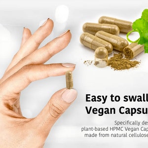 Op de afbeelding: Close-up van een hand die een bruine veganistische capsule vasthoudt. De capsule is gemakkelijk te slikken en gemaakt van plantaardig HPMC.  "Gemakkelijk te slikken veganistische capsules. Speciaal ontworpen plantaardige HPMC veganistische capsules gemaakt van natuurlijke cellulosevezels."