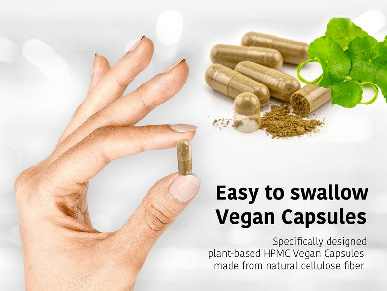 Op de afbeelding: Close-up van een hand die een bruine veganistische capsule vasthoudt. De capsule is gemakkelijk te slikken en gemaakt van plantaardig HPMC.  "Gemakkelijk te slikken veganistische capsules. Speciaal ontworpen plantaardige HPMC veganistische capsules gemaakt van natuurlijke cellulosevezels."