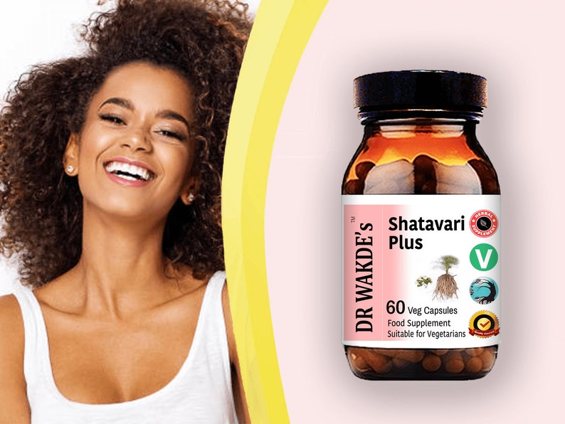 Op de afbeelding: Een bruine glazen fles met een zwarte dop die 60 vegetarische capsules bevat. Het etiket op de fles luidt "Dr Wakde's Shatavari Plus" en is een voedingssupplement dat geschikt is voor vegetari&euml;rs. De fles staat op een roze achtergrond.