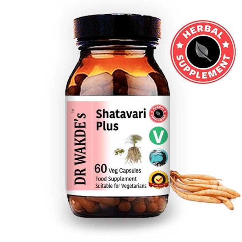 Op de afbeelding: Een bruine fles met een wit label waarop "Shatavari Plus" en "DR WAKDE'S" staat. De fles bevat 60 vegetarische capsules en is een voedingssupplement. Het label bevat ook een groene "V" voor vegetarisch en een rood "HERBAL SUPPLEMENT"-label met een groen blad.