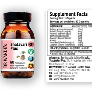 Op de afbeelding: Een bruine glazen fles met een wit etiket waarop "DR WAKDE'S Shatavari Plus" en "60 Veg Capsules Food Supplement Suitable for Vegetarians" staat. Het etiket heeft ook een groene "V" voor vegetarisch. De fles staat op een witte achtergrond. De supplementenfeiten staan ​​aan de rechterkant van de afbeelding. De ingredi&euml;nten omvatten Shatavari, Guduchi, Punarnava, Brahmi, Koriander, Alo&euml; vera, Venkelzaad en Kardemom. Het aanbevolen gebruik is 2 tot 4 capsules per dag met water.