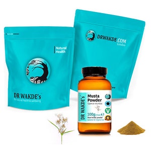Può includere: Due sacchetti blu con il testo "DR WAKDE'S" e "DRWAKDE.COM Londra" su di essi. Un barattolo di vetro marrone con un'etichetta bianca che dice "Musta Powder Cyperus rotundus 100g(3.5oz)e Polvere di erbe pura Adatto per vegetariani" e una polvere verde su una superficie bianca.