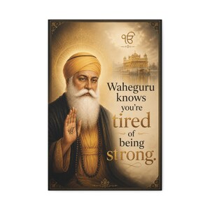 Könnte beinhalten: Ein vertikales Poster mit einem Porträt von Guru Nanak Dev Ji mit langem weißem Bart, der einen gelben Turban und Gewänder trägt. Der Text lautet Waheguru knows you're tired of being strong. Der Goldene Tempel ist im Hintergrund zu sehen.