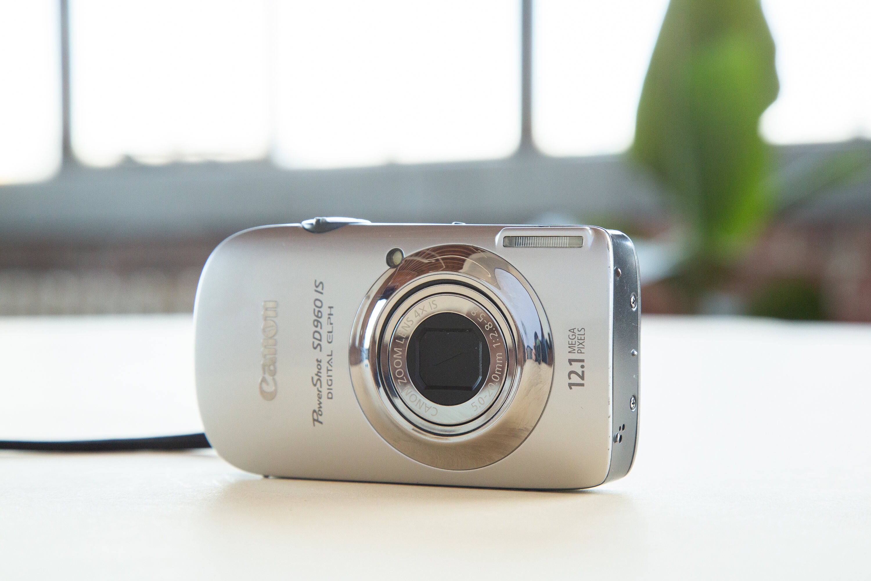 Canon Powershot Sd960is Digital ELPH 12.1 Megapixel Point and Shoot