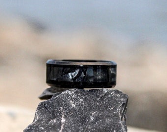 Bague conçue en granit noir dégradé, alliance pour couple bijoux femme homme.