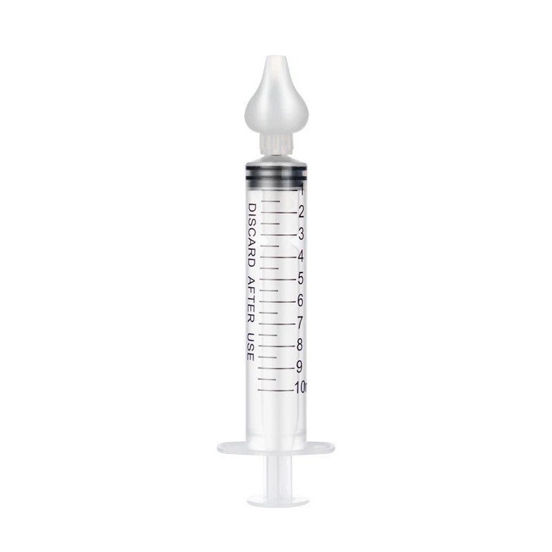 K&ouml;nnte beinhalten: Eine klare Nasenspritze aus Kunststoff mit einer Skala von 1 bis 10 ml. Die Spritze hat eine weiche, flexible Spitze und ein Etikett mit der Aufschrift "NACH GEBRAUCH ENTSORGEN".