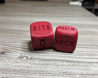以下が含まれることがあります： 「BITE LICK」と「PICK NECK」と書かれた2つの赤いサイコロ