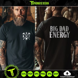 Puede incluir: Camiseta negra con un diseño gráfico blanco en la parte delantera y el texto "BIG DAD ENERGY" en la parte posterior.