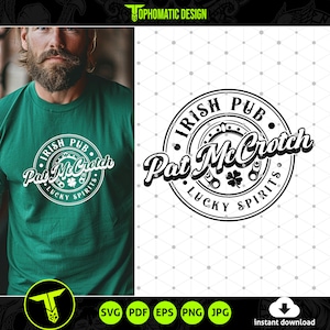 Op de afbeelding: Een groen t-shirt met een wit cirkelvormig ontwerp met de tekst "Irish Pub Pat McCrotch Lucky Spirits". Het ontwerp bevat een hoefijzer en een klavertjevier. De afbeelding toont ook een man die het shirt draagt.