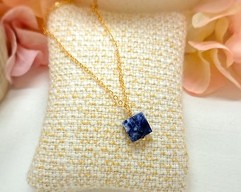 Discreet, gold-plated necklace with sodalite pendant