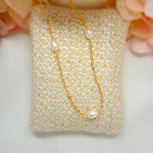 Subtle gold-plated necklace with freshwater pearls