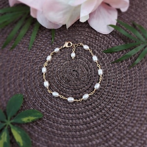 Gold plated bracelet with freshwater pearls