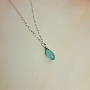 Colar em prata de lei 925 com pingente de calcedônia azul-turquesa