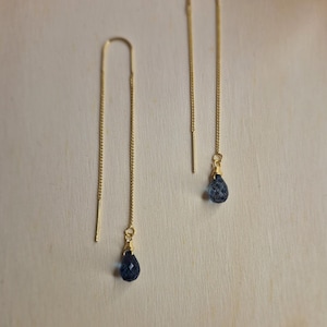 Pendientes Threader discretos bañados en oro con colgantes de topacio azul Londres