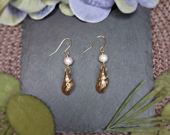 Gold-plated pearl earrings with shell pendant