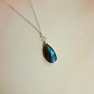 Colar em prata 925 com pingente de labradorita