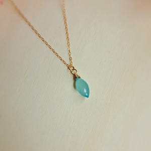 Colar banhado a ouro 14k com pingente de calcedônia azul-turquesa