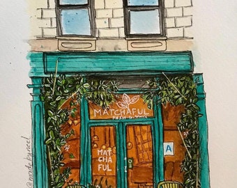 Könnte beinhalten: Eine Aquarellillustration eines Ladenlokals mit türkisfarbener Fassade, zwei Bogenfenstern darüber und einer Glastür mit der Aufschrift Matchafel Farm-to-Whisk. Grüne Ranken umrahmen den Eingang, zwei Stühle und Topfpflanzen stehen davor.