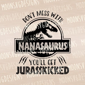 Puede incluir: Diseño gráfico en blanco y negro con una silueta de dinosaurio y el texto "Don't mess with Nanasaurus you'll get Jurassic Kicked".