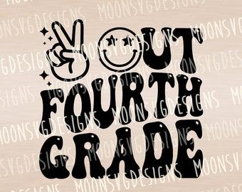 Op de afbeelding: Zwart-wit grafisch ontwerp met de tekst "You Out Fourth Grade" in een retro-lettertype. Het ontwerp bevat een vredesteken en een smiley met sterren als ogen.