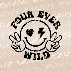 Peut inclure: Graphisme noir et blanc représentant un smiley avec un cœur à la place d'un œil et un éclair à la place de l'autre. Les mots "FOUR EVER WILD" sont disposés en arc au-dessus et en dessous du visage. Le smiley fait le signe de la paix avec les deux mains.