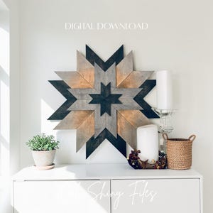 Op de afbeelding: Een groot houten sterrenburst wandkunstwerk met een geometrisch ontwerp. De ster heeft een mix van grijze, zwarte en natuurlijke houttinten. De tekst "DIGITAL DOWNLOAD" is bovenaan zichtbaar.