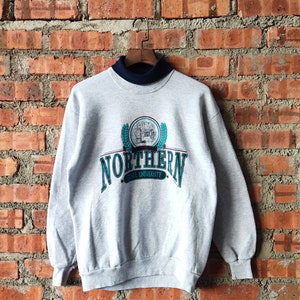 Vintage 90er Jahre Distressed nördliche Zustand Universität von Gopher Sport Sweatshirt NSU Rundhals NSU Pullover Gedruckt Logo Grau Farbe Herren Fit M