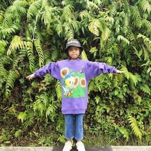Vintage 90s Tweety Bird Looney Tunes Sudadera Tweety Crewneck Tweety Jersey Tweety Jumper Logotipo impreso Color Púrpura Juvenil M