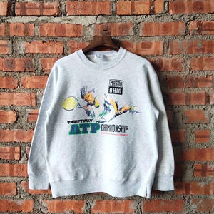 Vintage 90s Distressed Thriftway ATP Championship Tennis Sweatshirt Tennis Crewneck Tennis Pullover Logotipo Impresso Cor Cinza Masculino Ajuste M