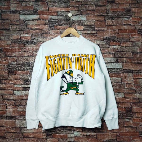 RARE vintage années 90 Notre Dame Fighting Irish par Nutmeg Sweatshirt Notre Dame Crewneck Notre Dame Pullover Imprimé Logo Blanc Couleur Homme M